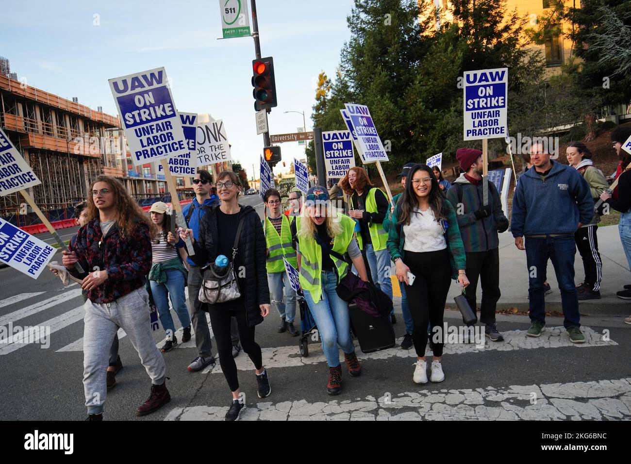 Berkeley, Stati Uniti. 21st Nov 2022. I manifestanti tengono cartelloni durante la manifestazione all'Università della California Berkeley. Ricercatori e lavoratori studenti dell'Università della California hanno colpito dalla metà di novembre 2022. Gli sciatori sostengono che il salario non è equo e non è sufficiente a vivere in California. Vogliono costringere l'Università della California ad aumentare i loro salari tramite sciopero e dimostrazione. Al campus della University of California Berkeley, gli scioperi hanno iniziato il loro secondo sciopero della settimana. Credit: SOPA Images Limited/Alamy Live News Foto Stock