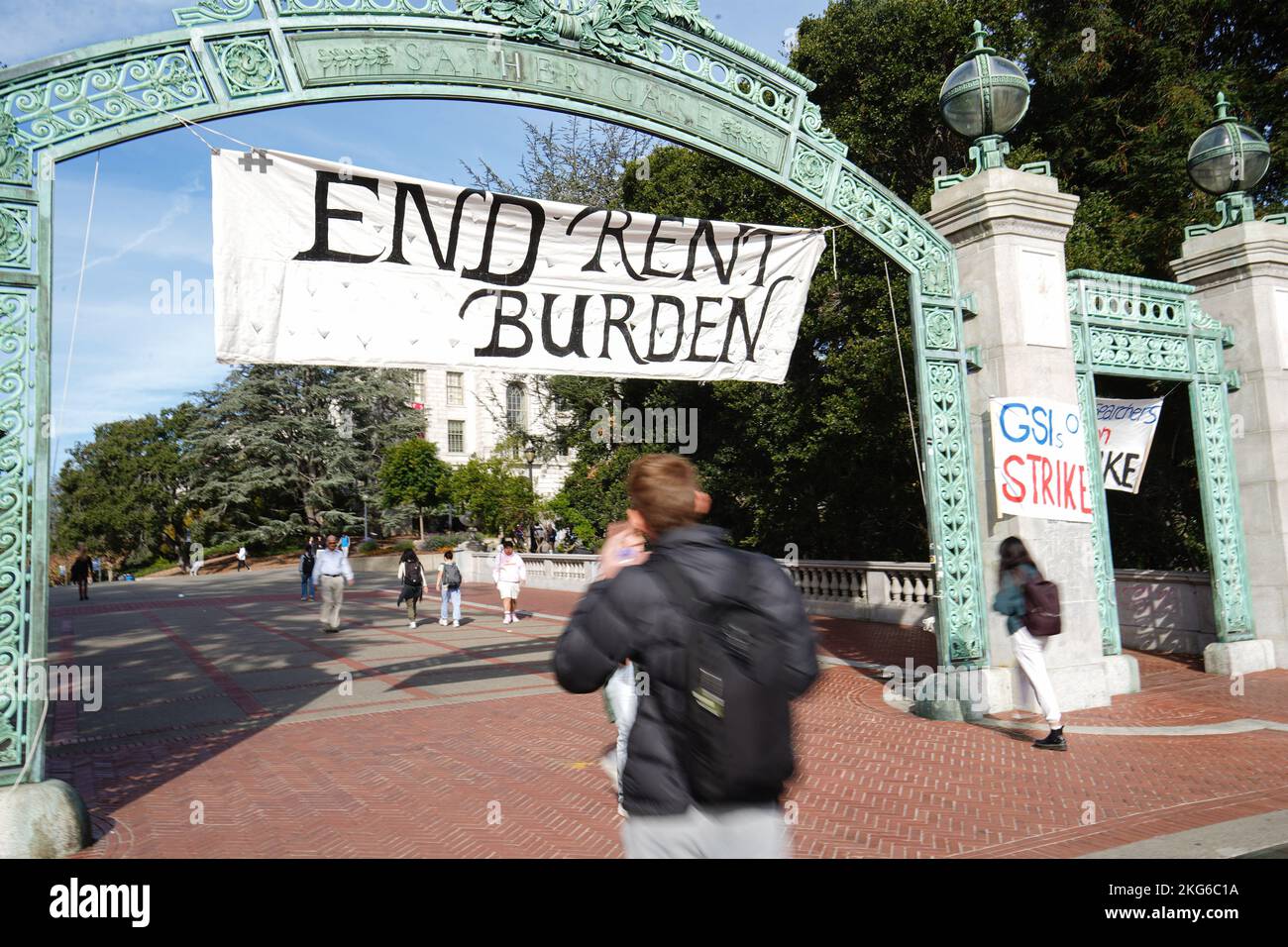 Berkeley, Stati Uniti. 21st Nov 2022. Un banner è appeso al cancello dell'Università della California Berkeley durante la manifestazione. Ricercatori e lavoratori studenti dell'Università della California hanno colpito dalla metà di novembre 2022. Gli sciatori sostengono che il salario non è equo e non è sufficiente a vivere in California. Vogliono costringere l'Università della California ad aumentare i loro salari tramite sciopero e dimostrazione. Al campus della University of California Berkeley, gli scioperi hanno iniziato il loro secondo sciopero della settimana. (Foto di Michael ho Wai Lee/SOPA Images/Sipa USA) Credit: Sipa USA/Alamy Live News Foto Stock