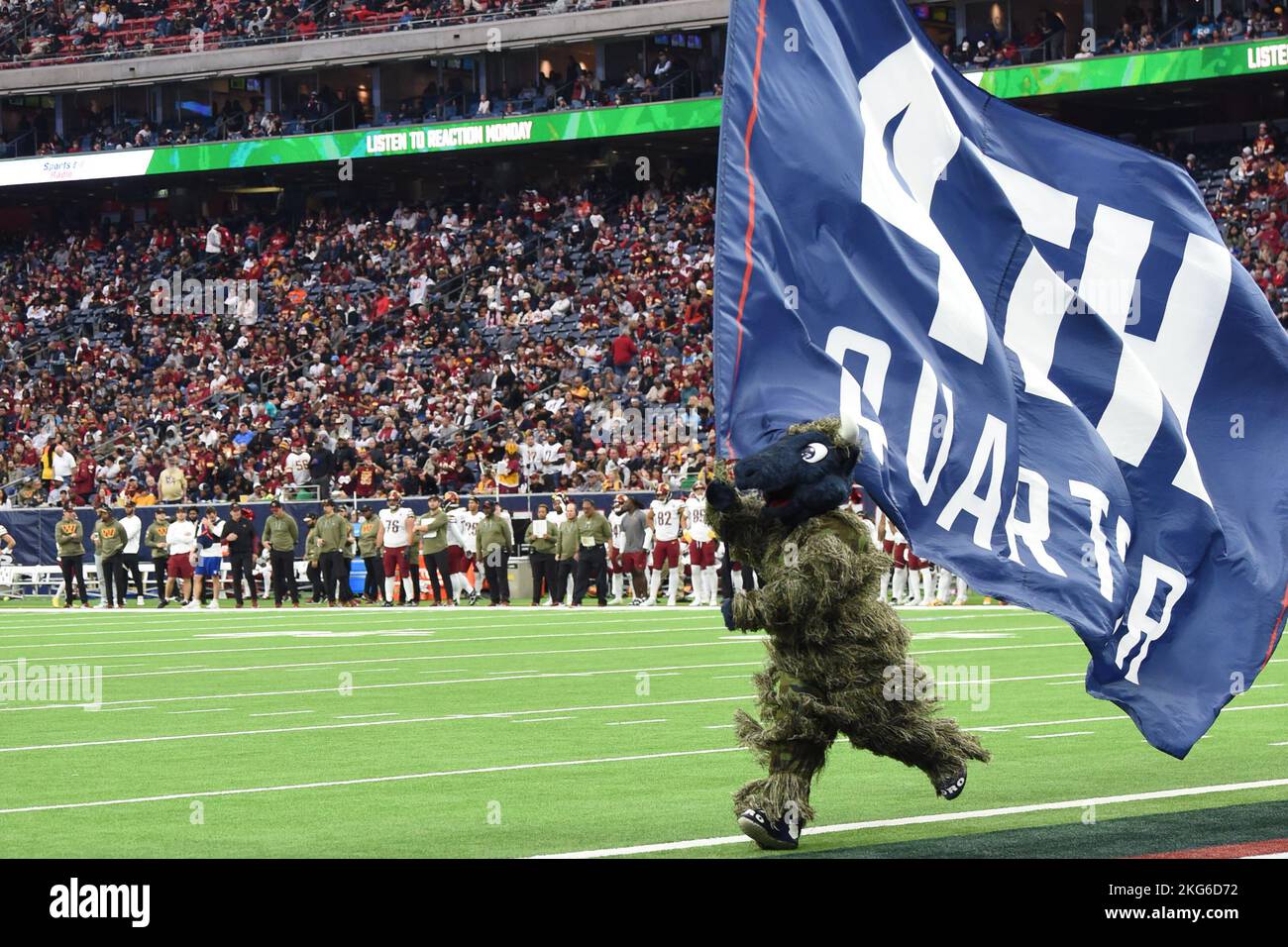 Houston Texans mascotte Toro nel quarto trimestre della NFL Football Game tra i Washington Commanders e gli Houston Texans Domenica, Novembre Foto Stock