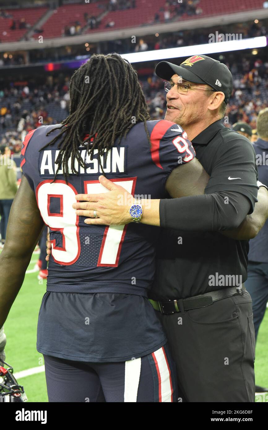 Houston Texans Defensive End Mario Addison (97) e Washington Comanders capo Coach Ron Rivera condividere un momento dopo il gioco di calcio NFL tra Foto Stock