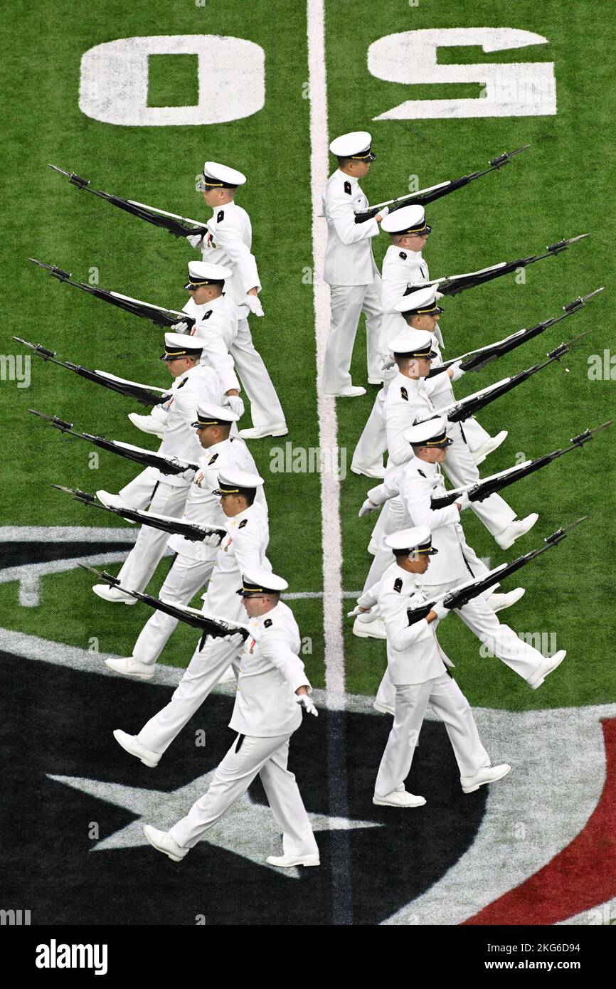La squadra Silent Drill dell'Accademia Navale degli Stati Uniti, 'The Jolly RogersÓ si esibisce durante la metà del tempo della partita di calcio della NFL tra il comando di Washington Foto Stock