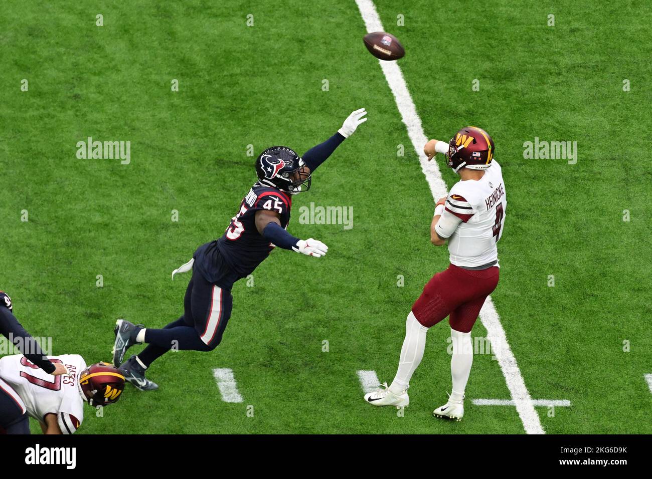 Il quartback dei comandanti di Washington Taylor Heinicke (4) tira sotto pressione dal linebacker di Houston Texans Ogbonnia Okoronkwo (45) durante il Footb della NFL Foto Stock