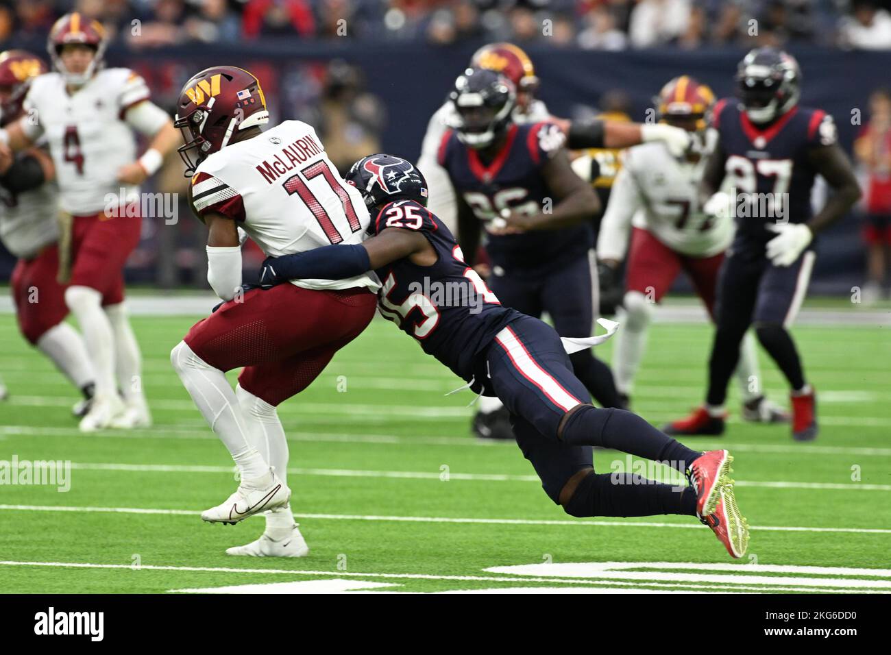 Terry McLaurin (17), un'ampia receiver dei Washington Commanders, prende un passo mentre Desmond King II (25) si tuffa nel titolo di hackle duri Foto Stock