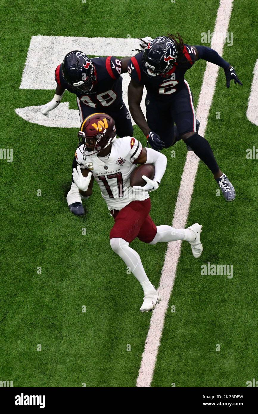Terry McLaurin (17), un grande ricevitore dei comandanti di Washington, prende un passo avanti rispetto alla copertura da parte di Christian Harris (48) e ho, un linebacker di Houston Texans Foto Stock