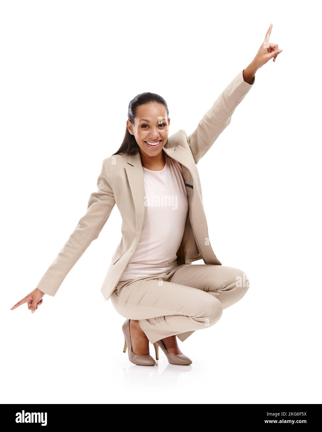 Dove andremo da qui. Ritratto a tutta lunghezza di una giovane donna attraente in un vestito accovacciato e che punta sia su e giù isolato su bianco. Foto Stock