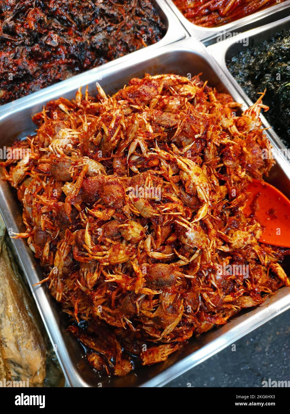 Piccoli granchi in salsa di peperoncino in mostra nel mercato locale del pesce Foto Stock