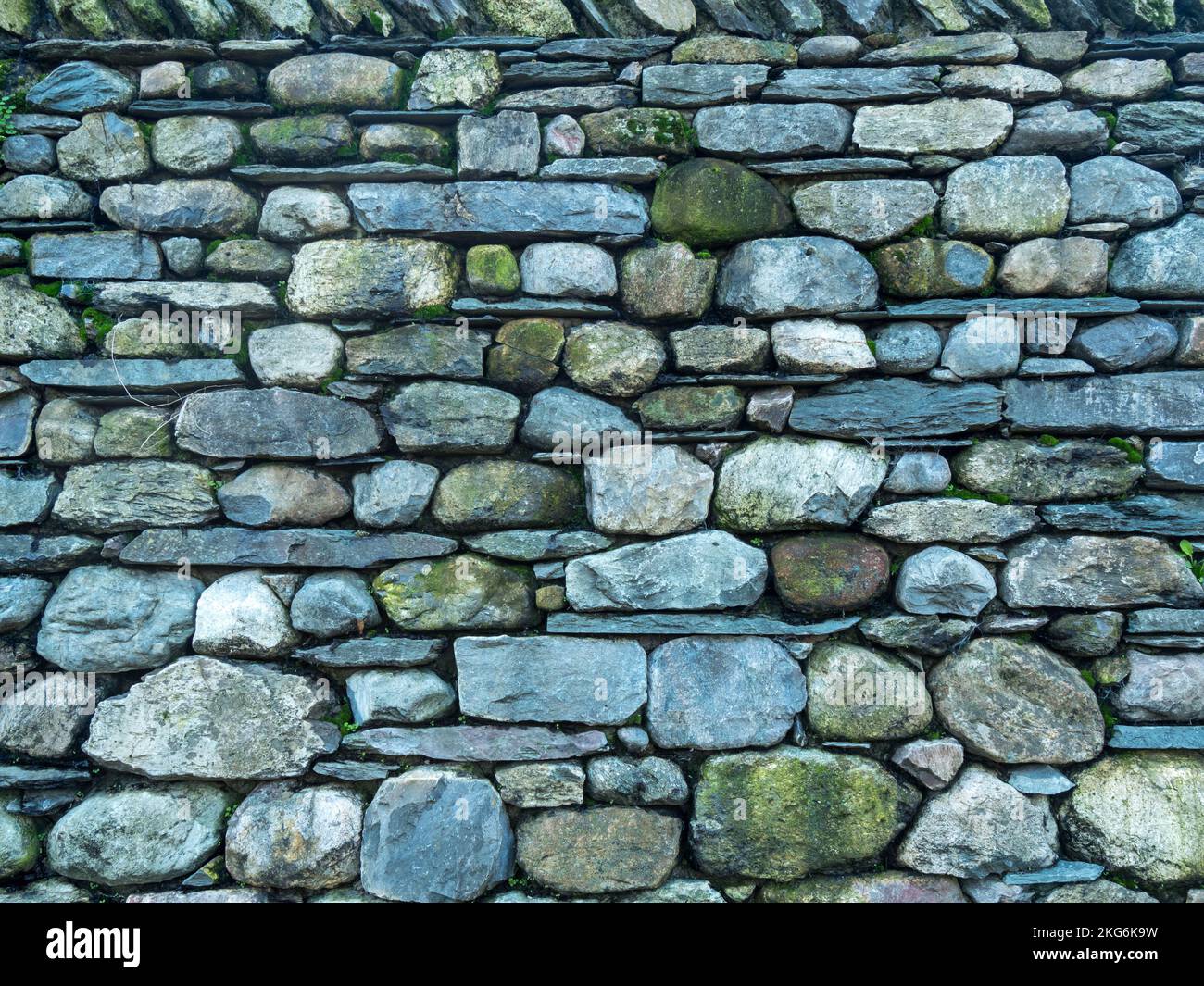 Attraente parete a secco in ardesia piatta e pietre, Fell Foot Farm, Cumbria, Inghilterra, Regno Unito Foto Stock
