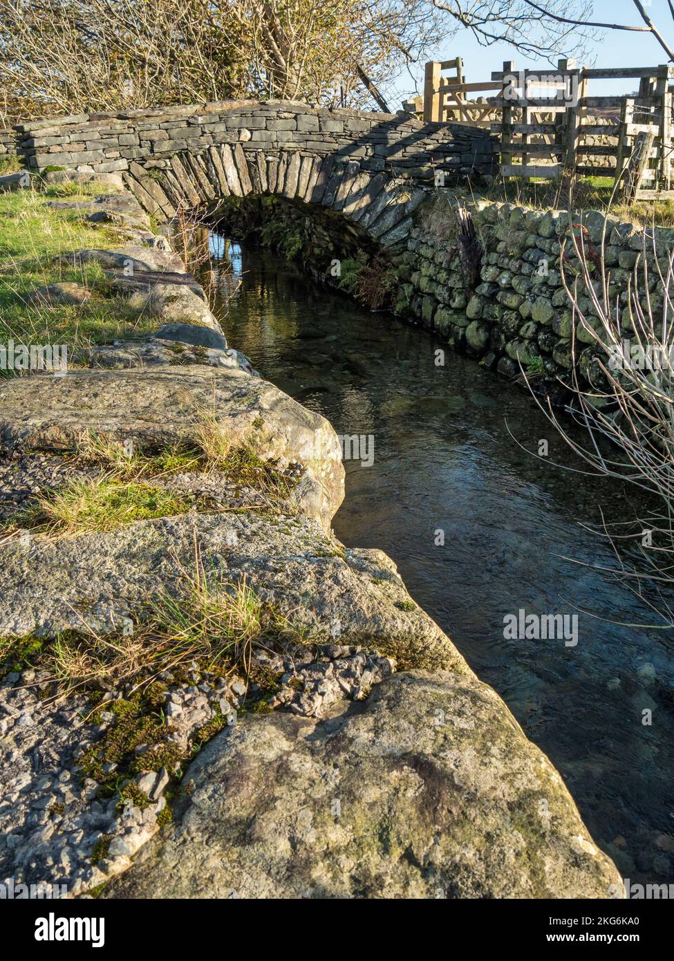 Fell Foot Bridge - un vecchio ponte ad arco segmentato singolo sul fiume Brathay, Little Langdale, English Lake District, Cumbria, Inghilterra, REGNO UNITO Foto Stock