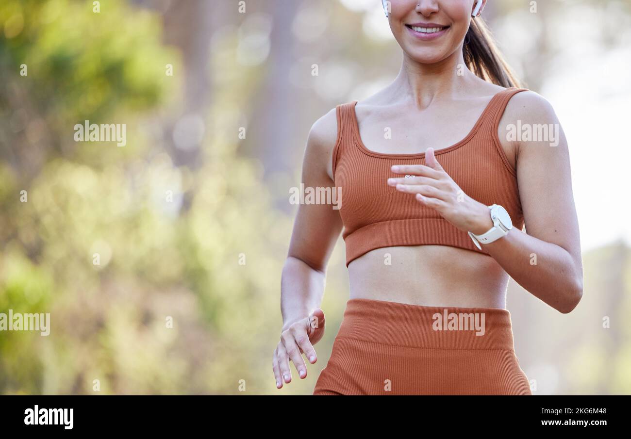 Fitness, natura e corpo della donna che corre per cardiofitness, wellness e sport performance esercizio nel parco mockup. Ascoltare musica, libertà Foto Stock