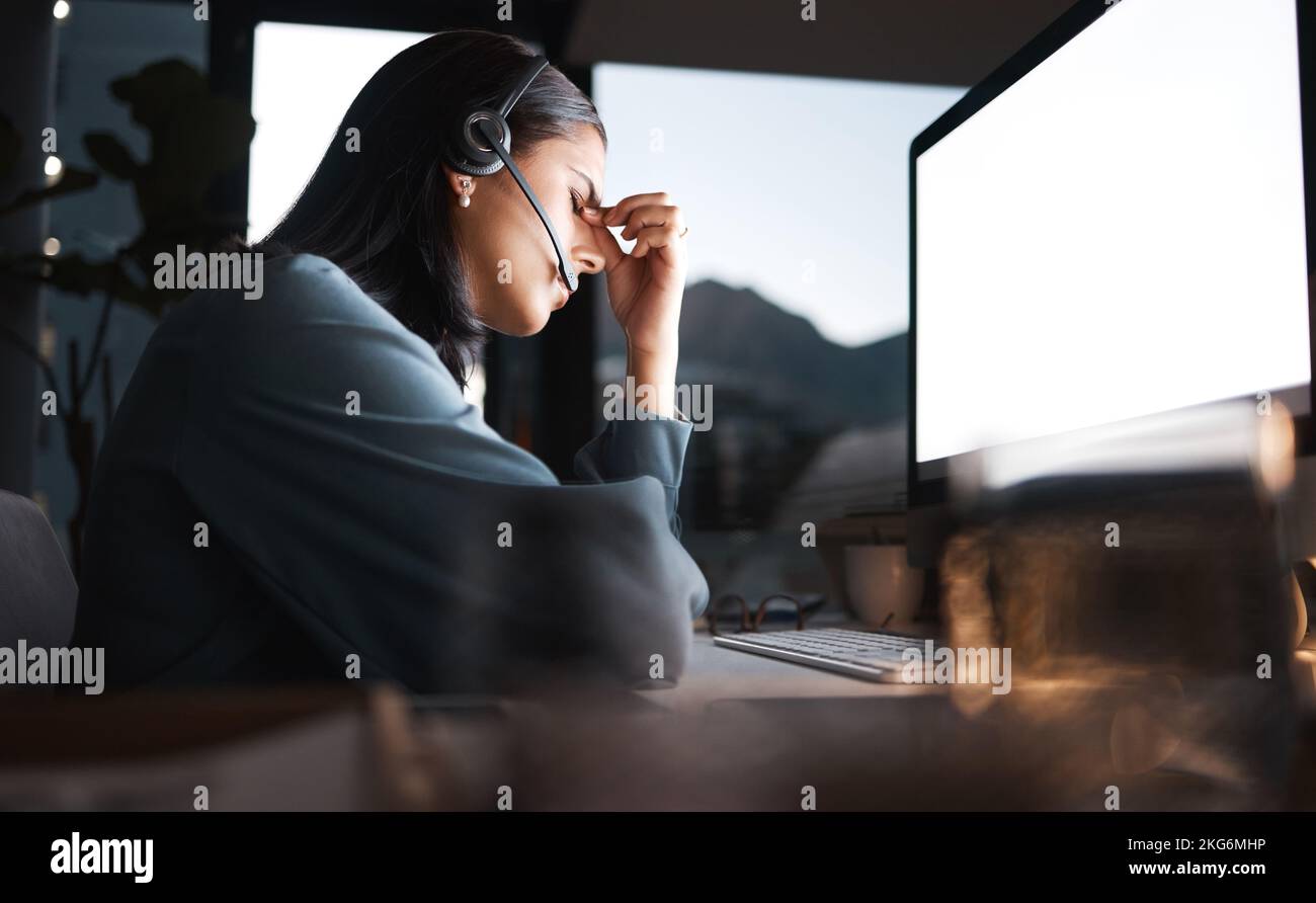 Call center, donna e mal di testa sul computer di notte, straordinari e stress, burnout e problemi di desktop, dolore e crisi. Frustrato, ansia e stanco Foto Stock