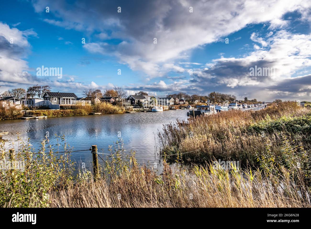 Kammerslusen nuovo molo in legno dietro le dighe wadden vicino a Ribe, Danimarca Foto Stock