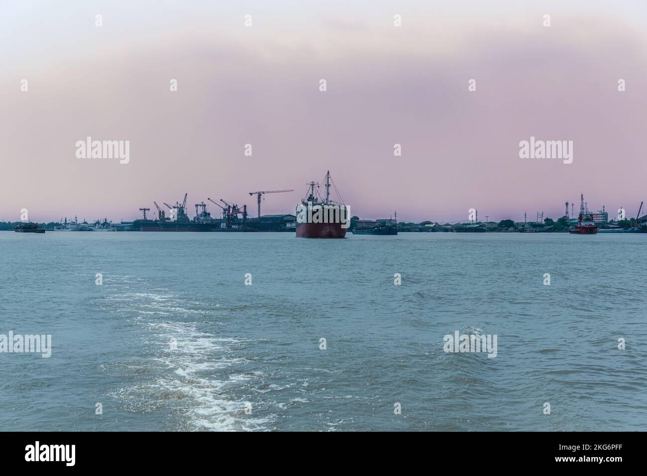 Trasporto di merci via mare con grandi navi da carico in mare. Foto Stock