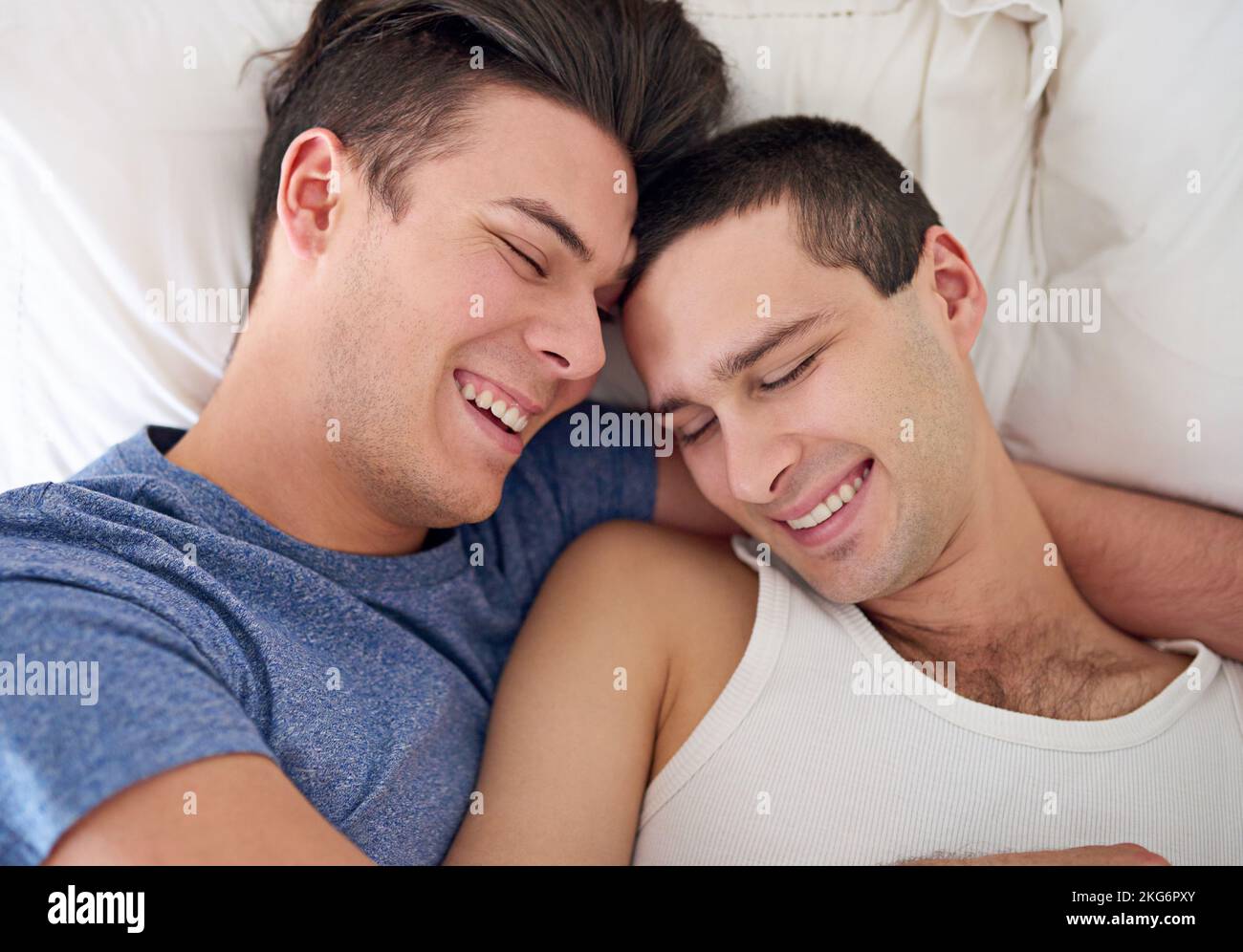 L'unico modo per svegliarsi. una giovane coppia gay che si rilassa a letto. Foto Stock