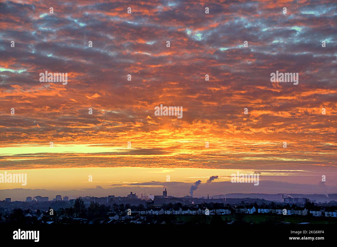 Glasgow, Scozia, Regno Unito 22nd novembre 2022. UK Weather: Cielo rosso sull'estremità occidentale dello skyline di gotham. Credit Gerard Ferry/Alamy Live News Foto Stock