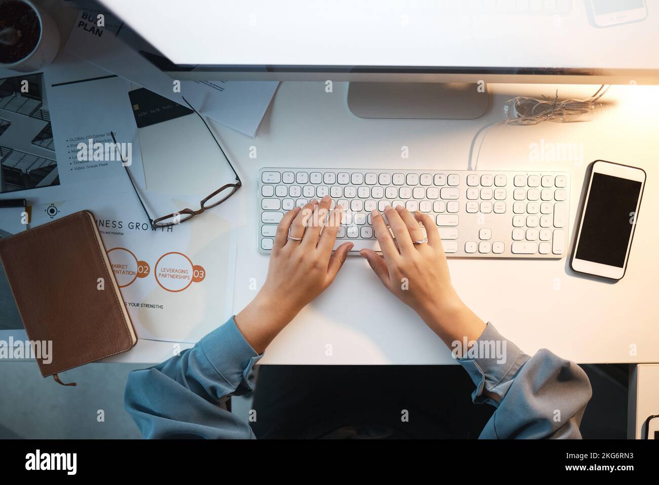 Computer, tastiera e digitazione con vista dall'alto della donna e beffa sullo schermo per analisi di ricerca, pianificazione e crescita. Tecnologia, innovazione e. Foto Stock