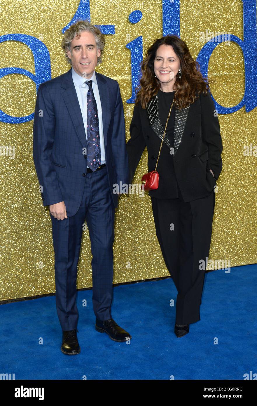 La foto deve essere accreditata ©Alpha Press 078237 21/11/2022 Stephen Mangan e la moglie Louise Delamere a Matilda The Musical UK Gala Screening tenutosi a Curzon Mayfair a Londra. Foto Stock