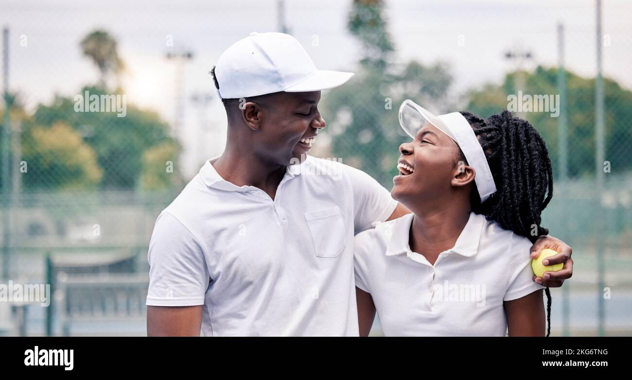 Tennis, coppia felice e nera ridere dopo l'allenamento vincere e l'estate amore insieme per il fitness. Esercizio fisico, salute e allenamento sportivo insieme a un Foto Stock