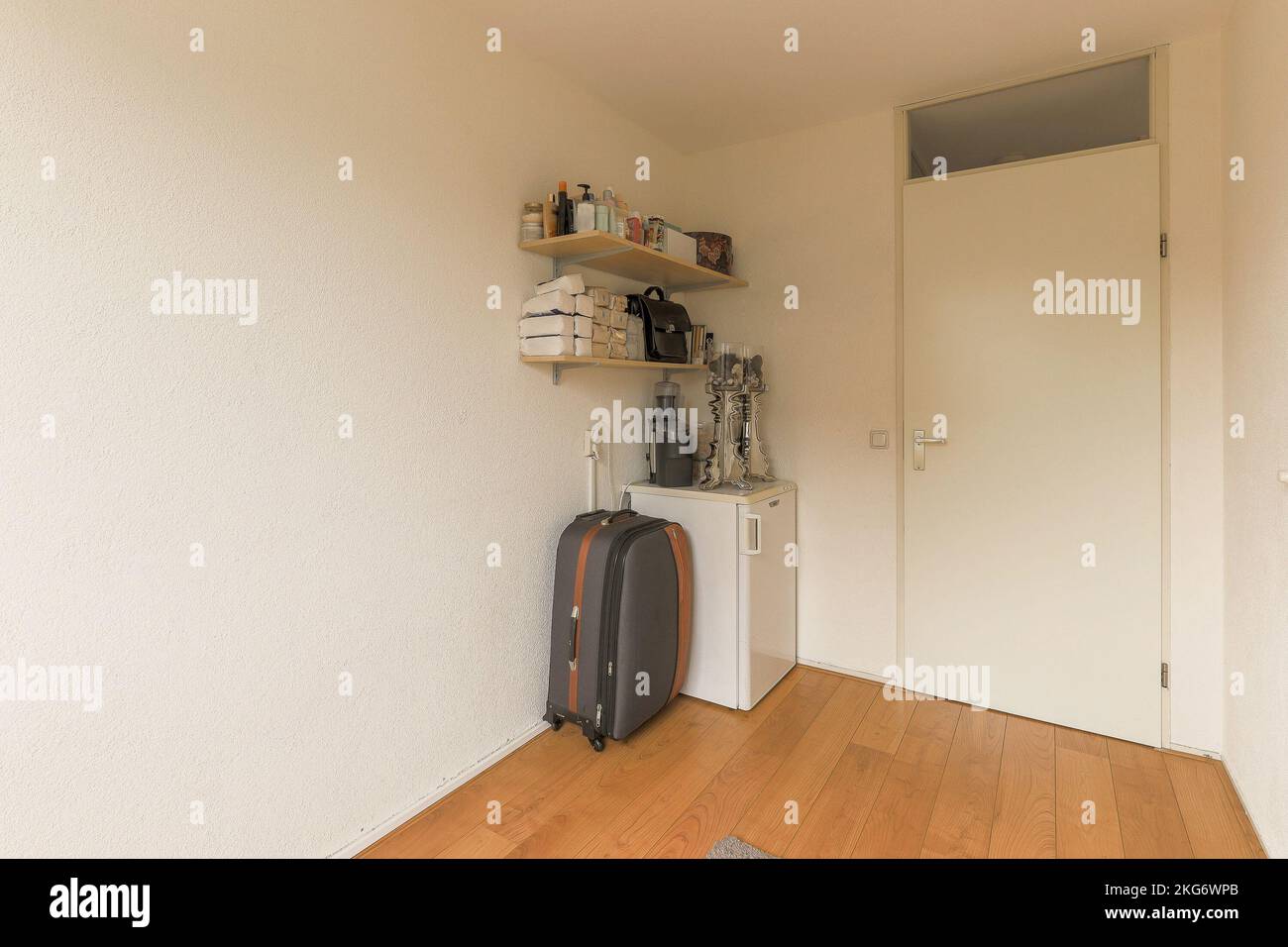 armadio bianco vicino al mobile in una stanza luminosa a casa Foto Stock