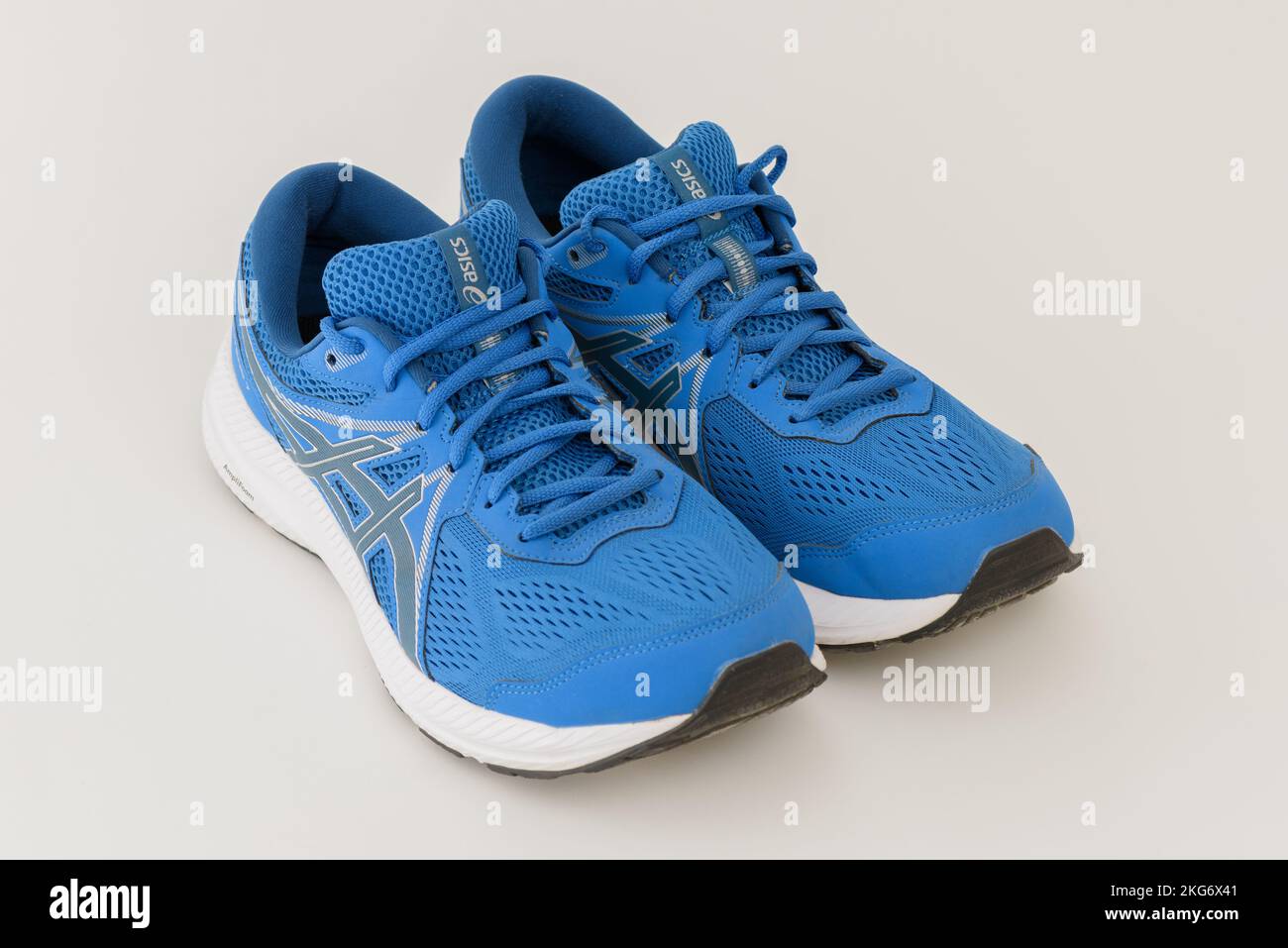 ISTANBUL, TURCHIA - 20 NOVEMBRE 2022: SCARPE da running ASIC gel-contend 7. ASICS è una multinazionale giapponese società di attrezzature sportive whic Foto Stock