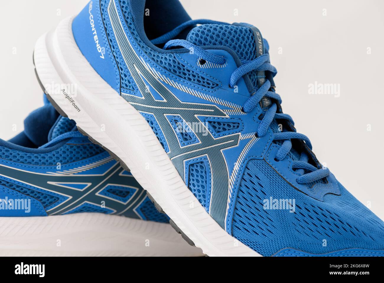 ISTANBUL, TURCHIA - 20 NOVEMBRE 2022: SCARPE da running ASIC gel-contend 7. ASICS è una multinazionale giapponese società di attrezzature sportive whic Foto Stock