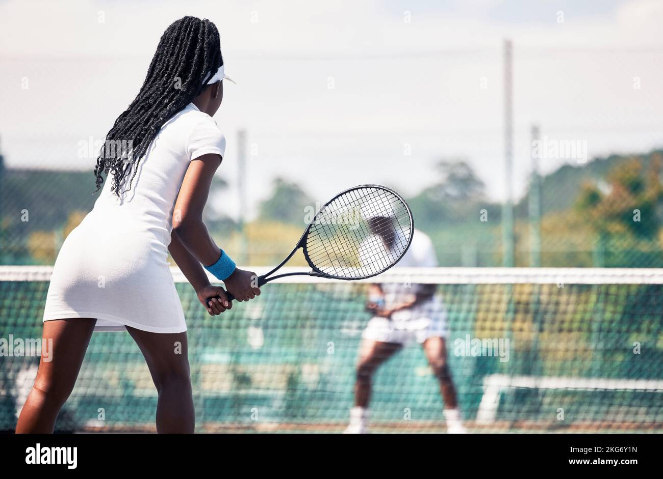 Tennis, gioco di squadra e gara africana di allenamento coppia, esercizio sportivo o benessere all'aperto. Campo da tennis, atleta e donna africana Foto Stock