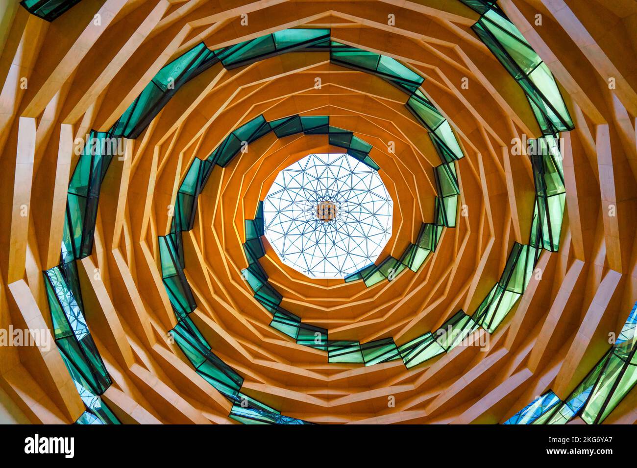 Vista interna della cupola dei frattali della Moschea della Facoltà di Teologia dell'Università di Marmara a Istanbul, Turchia. Foto Stock