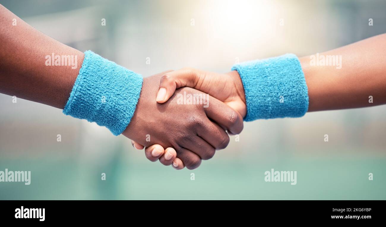Stretta di mano, sport con motivazione e sostegno, solidarietà con congratulazioni o partnership, mani insieme primo piano. Esercizio fisico, cinturino da polso e fitness Foto Stock
