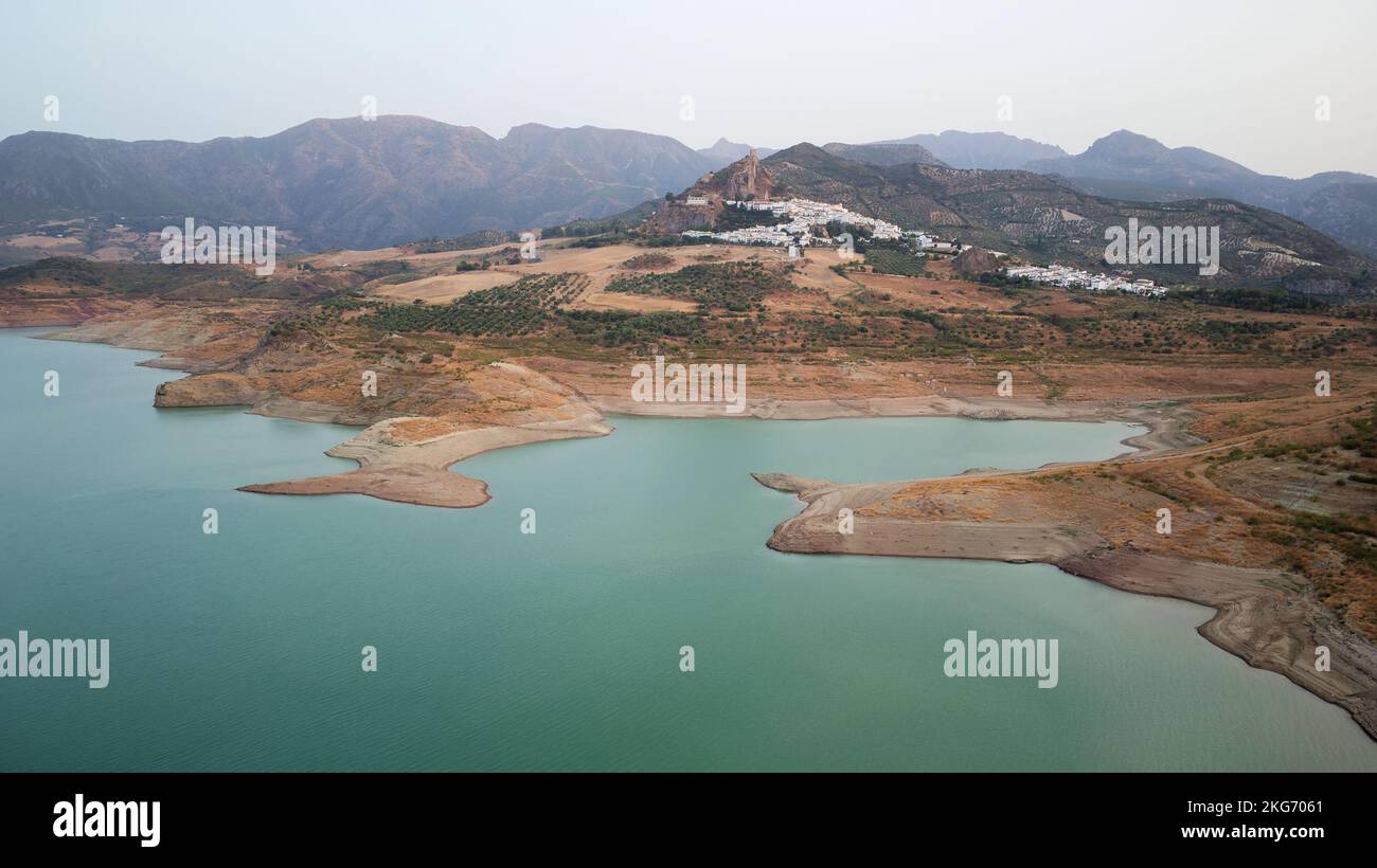 Veduta aerea dei villaggi bianchi di Zahara de la Sierra in Andalusia in Spagna con bassi livelli di acqua nel serbatoio. Destinazione turistica. Vacanze. Foto Stock