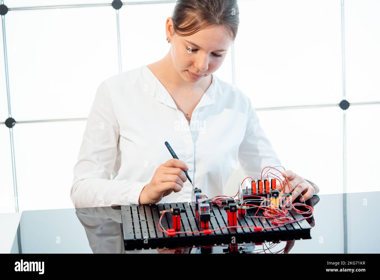 studentessa scolastica studia i circuiti elettrici in una lezione di fisica Foto Stock