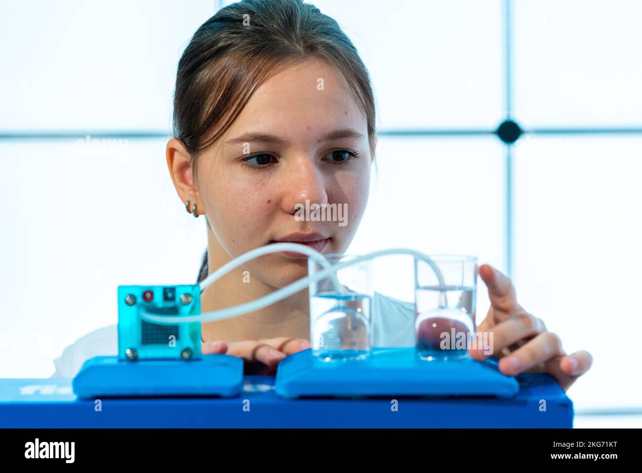 studentessa scolastica studia cella a combustibile a idrogeno durante una lezione di fisica Foto Stock
