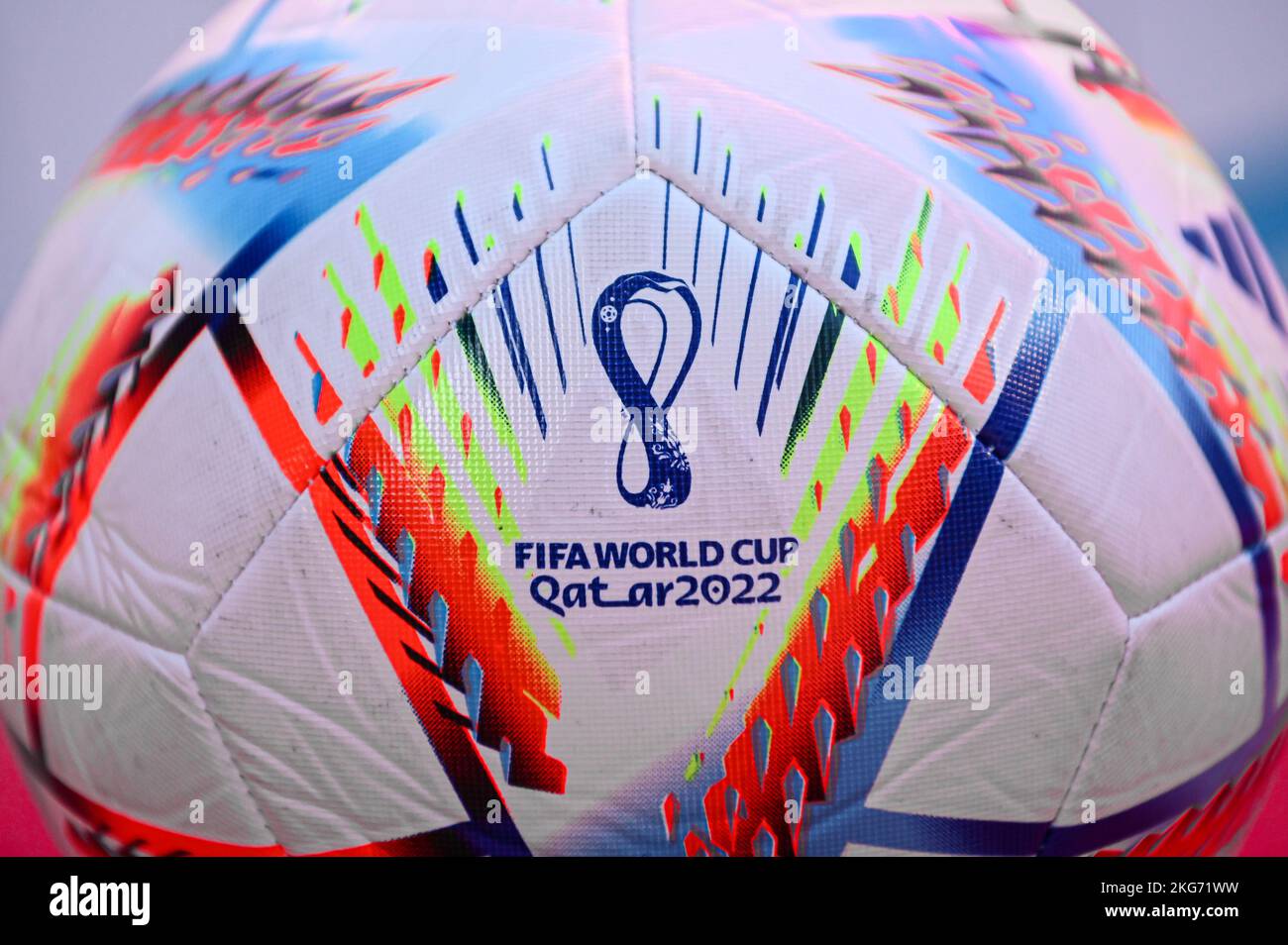 Milano, Italia - Novembre 20: La palla ufficiale chiamata ‘al Rihlaa’ da Adidas, la palla Qatar World Cup 2022 Foto Stock