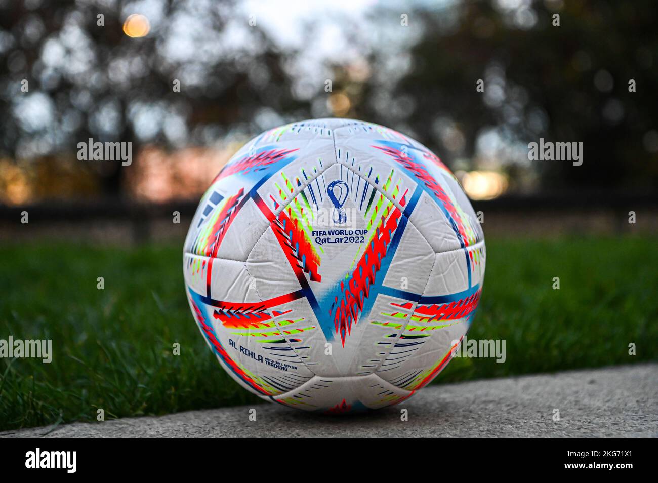 Milano, Italia - Novembre 20: La palla ufficiale chiamata ‘al Rihlaa’ da Adidas, la palla Qatar World Cup 2022 Foto Stock