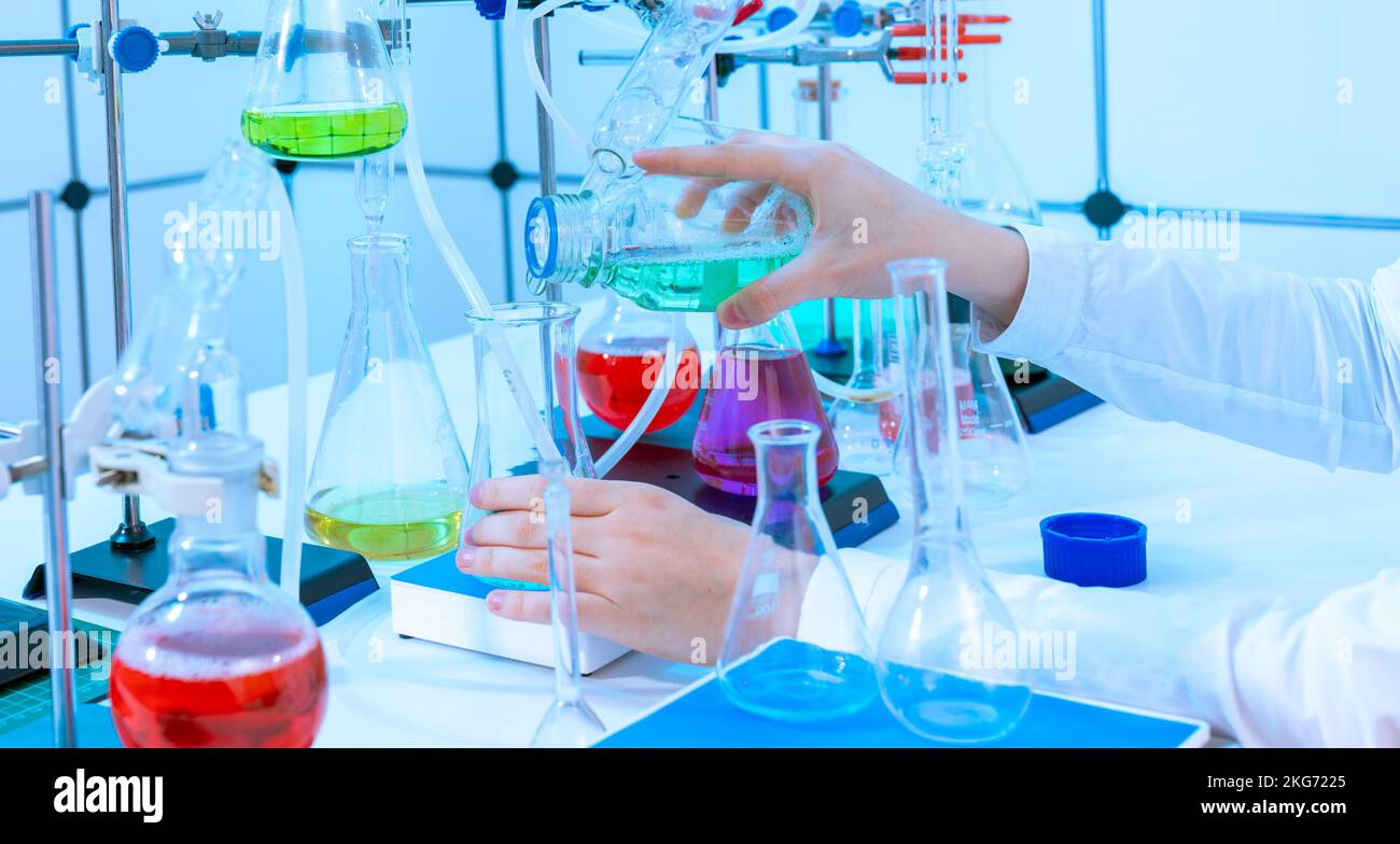 Lavoro di laboratorio in una lezione di chimica presso l'Università tecnica una tavola con matracci, provette o stecche Foto Stock
