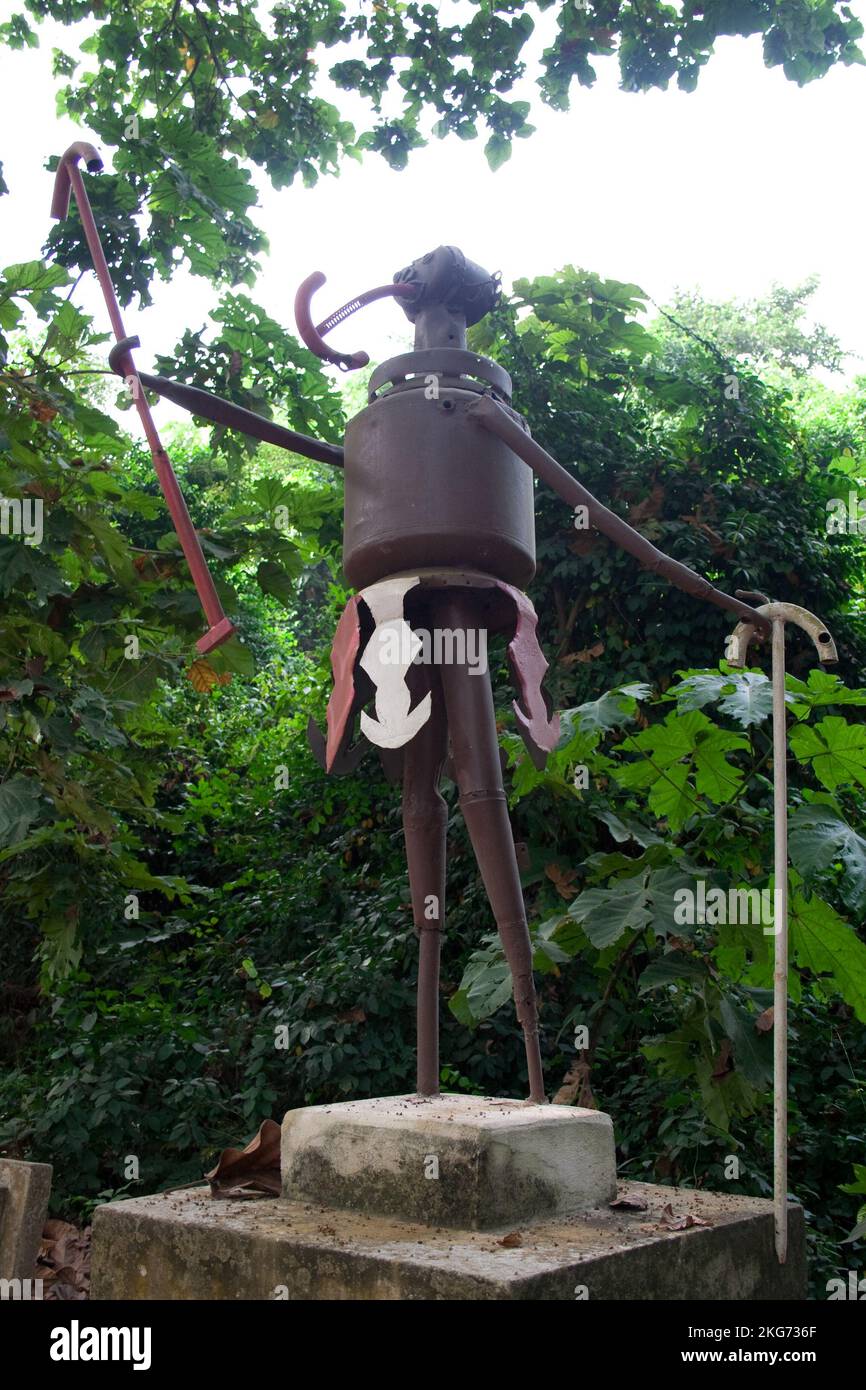 Shango, la moderna rappresentazione di Dio del Tuono controlla la pioggia, l'alleggerimento e la giustizia - associata all'Arcangelo Micheal, Kpasse Sacred Forest, Benin. Foto Stock