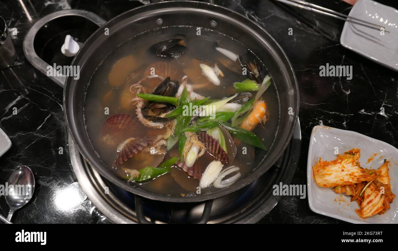 Stufato di pesce composto da crostacei e gamberi in padella o pentola di metallo Foto Stock