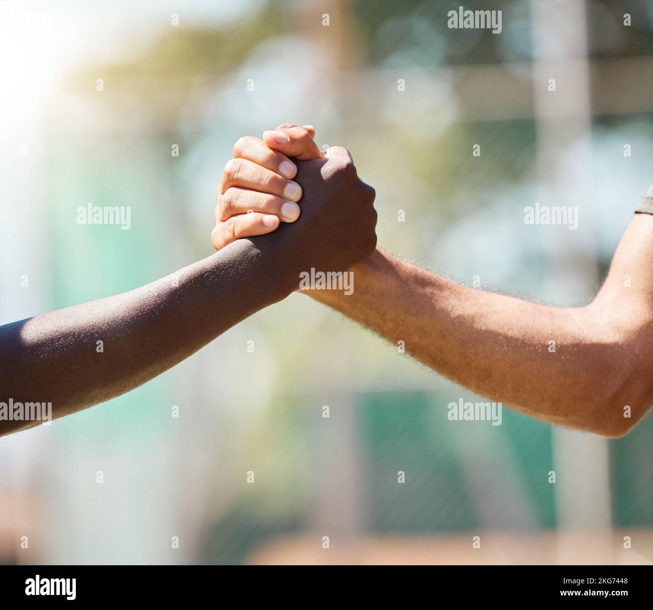 Stretta di mano, partnership e accordo per la fiducia, il sostegno o l'unità in un contesto sfocato. Persone che scuotono le mani per lavoro di squadra, amicizia o affare Foto Stock