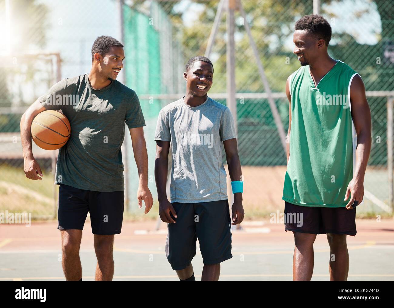 Uomini neri, team building o bonding sul campo da basket in una pausa fitness, allenamento o allenamento in competizione, gioco o partita. Sorridere, felice o parlare Foto Stock