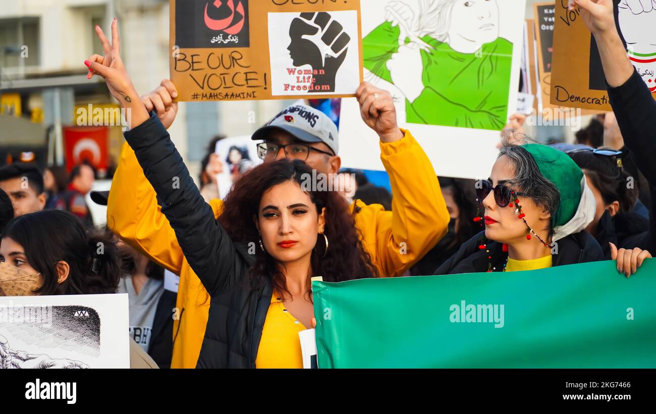Smirne, Turchia, Turchia. 19th Nov 2022. Il popolo iraniano a Izmir, in particolare le donne e le organizzazioni femminili, ha protestato per la morte di Mahsa Amini da parte della polizia della moralità in Iran il 13 settembre. Mahsa Amini, di 22 anni, è stato arrestato in una stazione della metropolitana di Teheran, accusato di aver violato le leggi morali. Amini è caduto in coma dopo essere stato arrestato ed è stato ricoverato ed è morto il 16 settembre. Una serie di proteste sono ancora in corso in Iran e in tutto il mondo come reazione alla morte di Mahsa Amini. (Credit Image: © Idil Toffolo/Pacific Press via ZUMA Press Wire) Foto Stock