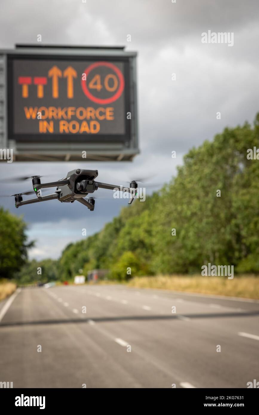 Drone che lavora su un concetto di autostrada Foto Stock