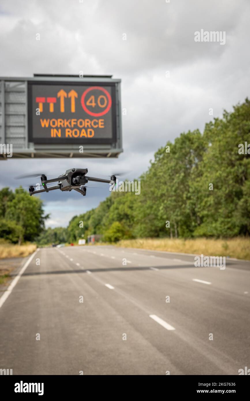 Drone che lavora su un concetto di autostrada Foto Stock