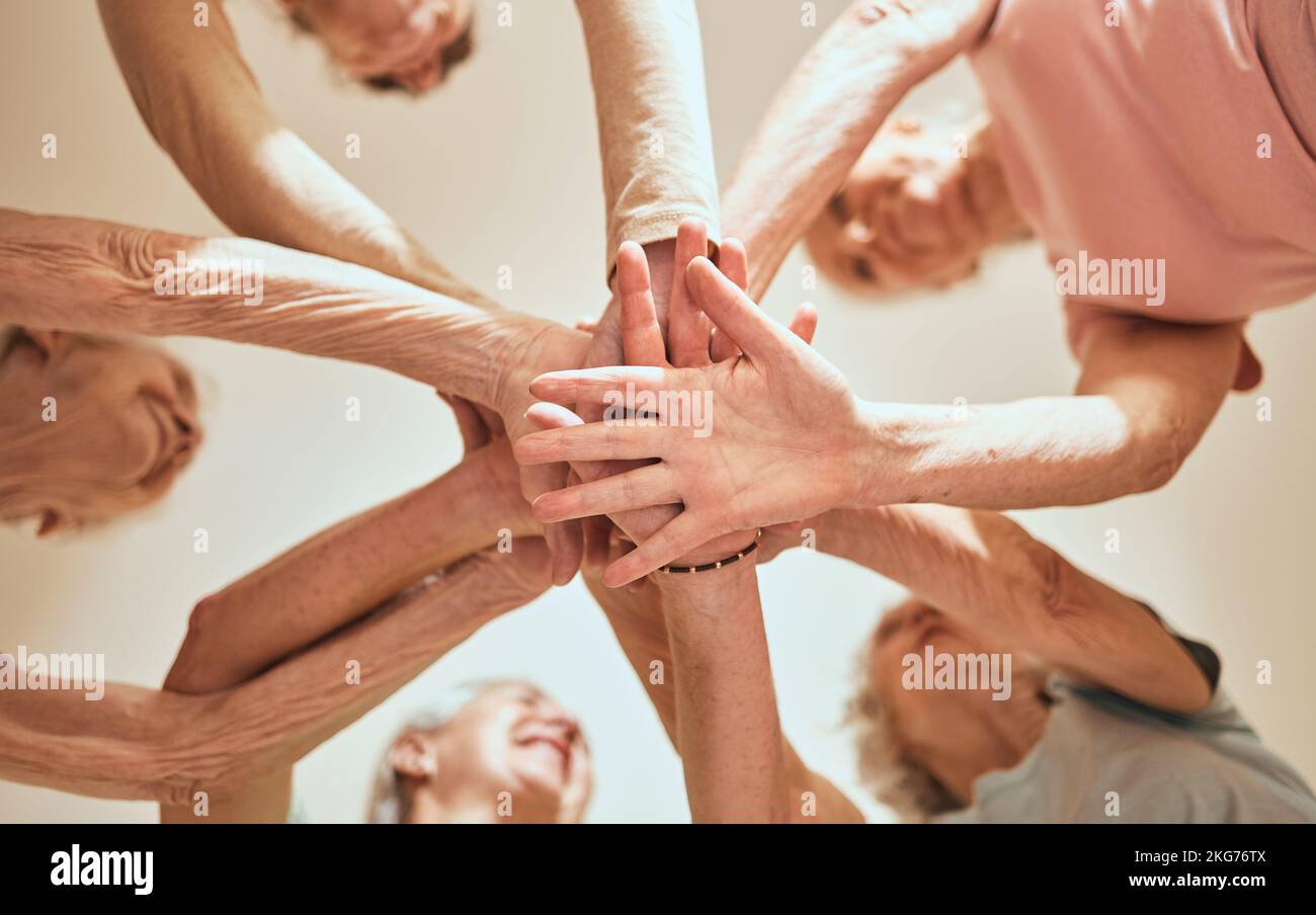 Anziani, mani e motivazione con la costruzione di squadra e donne anziane amici con felicità, collaborazione, sostegno e solidarietà pensionistica di Foto Stock
