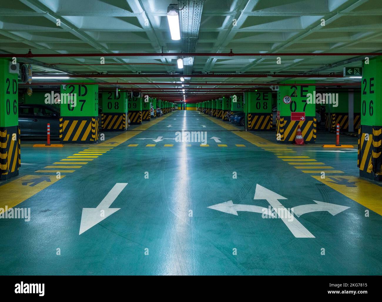 Parcheggi, problemi di traffico e aree di parcheggio, segnali stradali e avvertenze Foto Stock