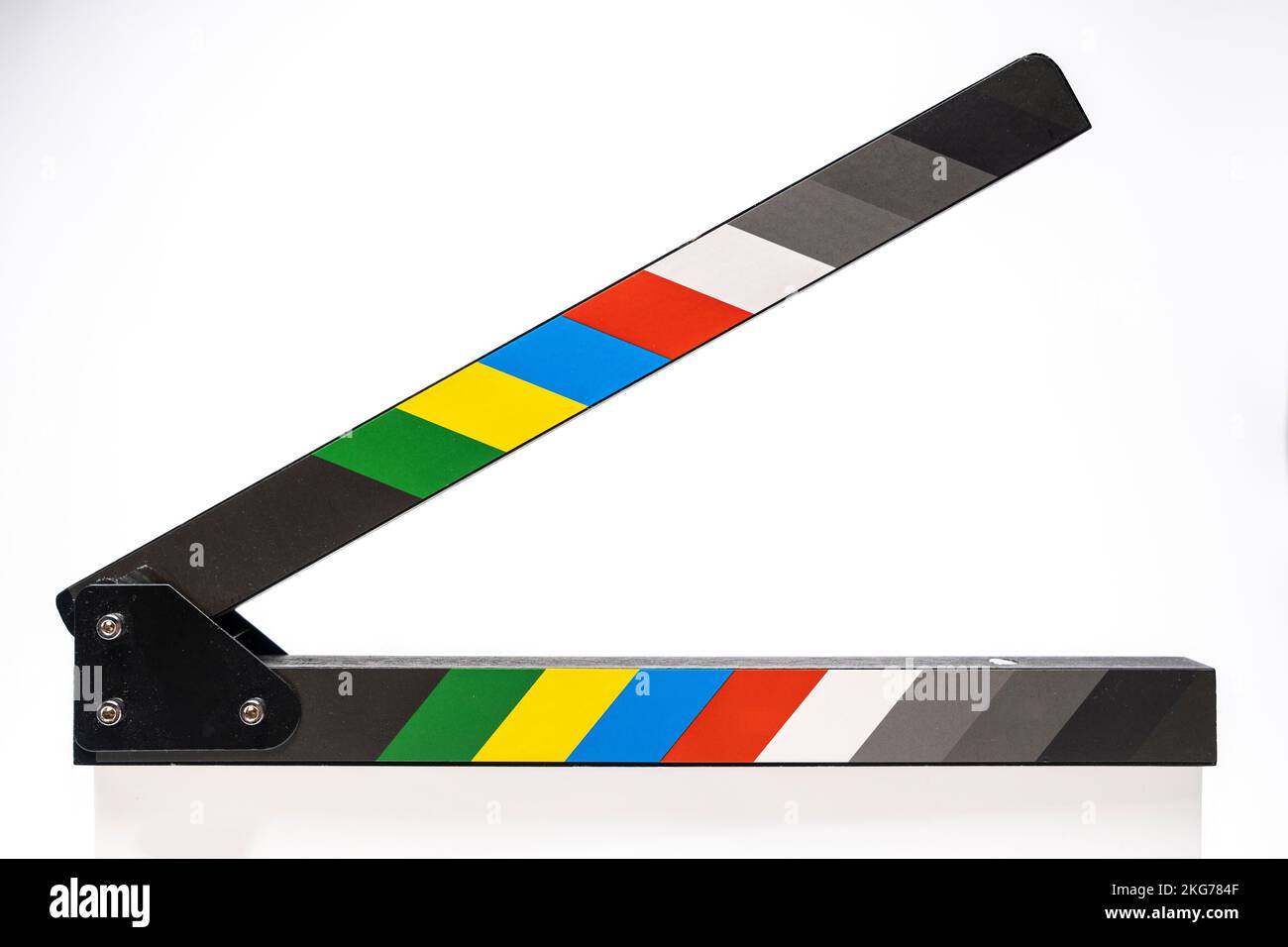 clapper cinematografico. Attrezzatura necessaria per cinema e video, riprese isolate e macro su sfondo bianco Foto Stock