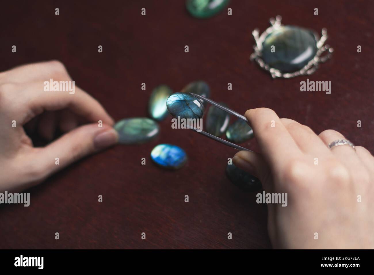 Primo piano gemma pietra esaminare concetto foto Foto Stock