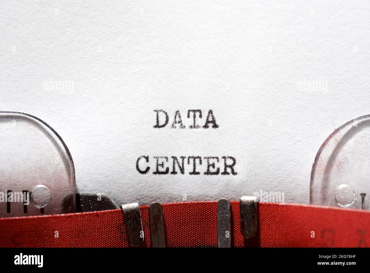 Frase del data center scritta con una macchina da scrivere. Foto Stock