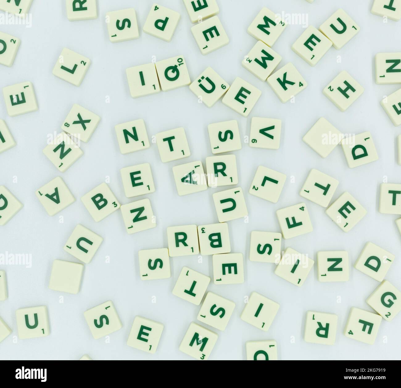 Pietre Scrabble sul tavolo bianco Foto Stock
