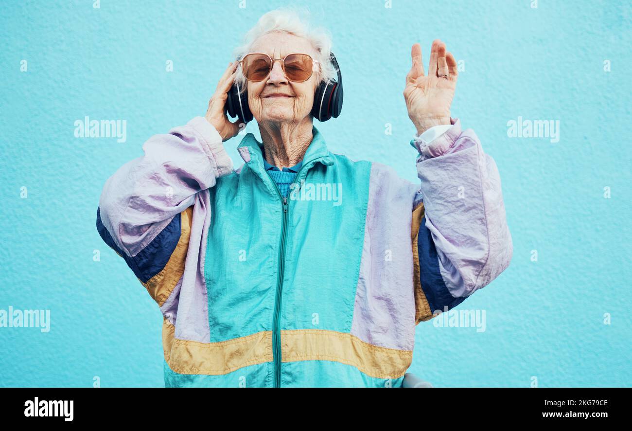 Felice, anziano e donna con cuffie musicali per il benessere, il divertimento e il tempo libero in pensione. Cittadino, retrò e funky anziano che ascolta per sentirsi bene Foto Stock