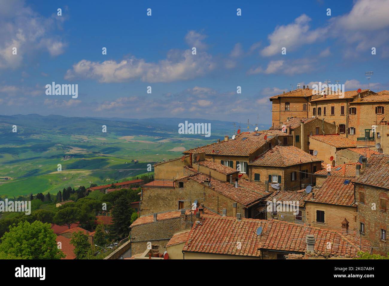 Case locali e una vista generale nella regione Toscana d'Italia. Foto Stock