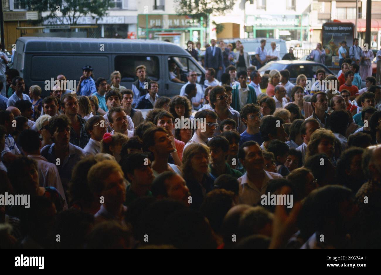 Spettatori in attesa di entrare nel set del programma televisivo 'la Roue de la Fortune', presso la sede TF1 poi situata in rue de l'Arrivée 17 a Parigi il 21 agosto 1987 Foto Stock