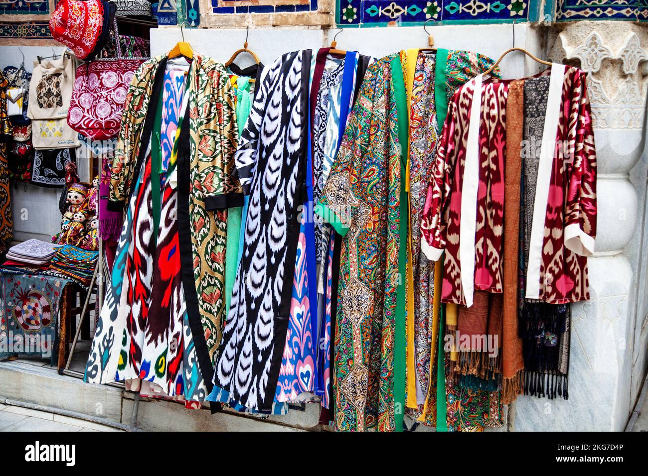 Abiti tradizionali uzbeki come accappatoi e altri souvenir colorati, Tashkent, Uzbekistan. Foto Stock